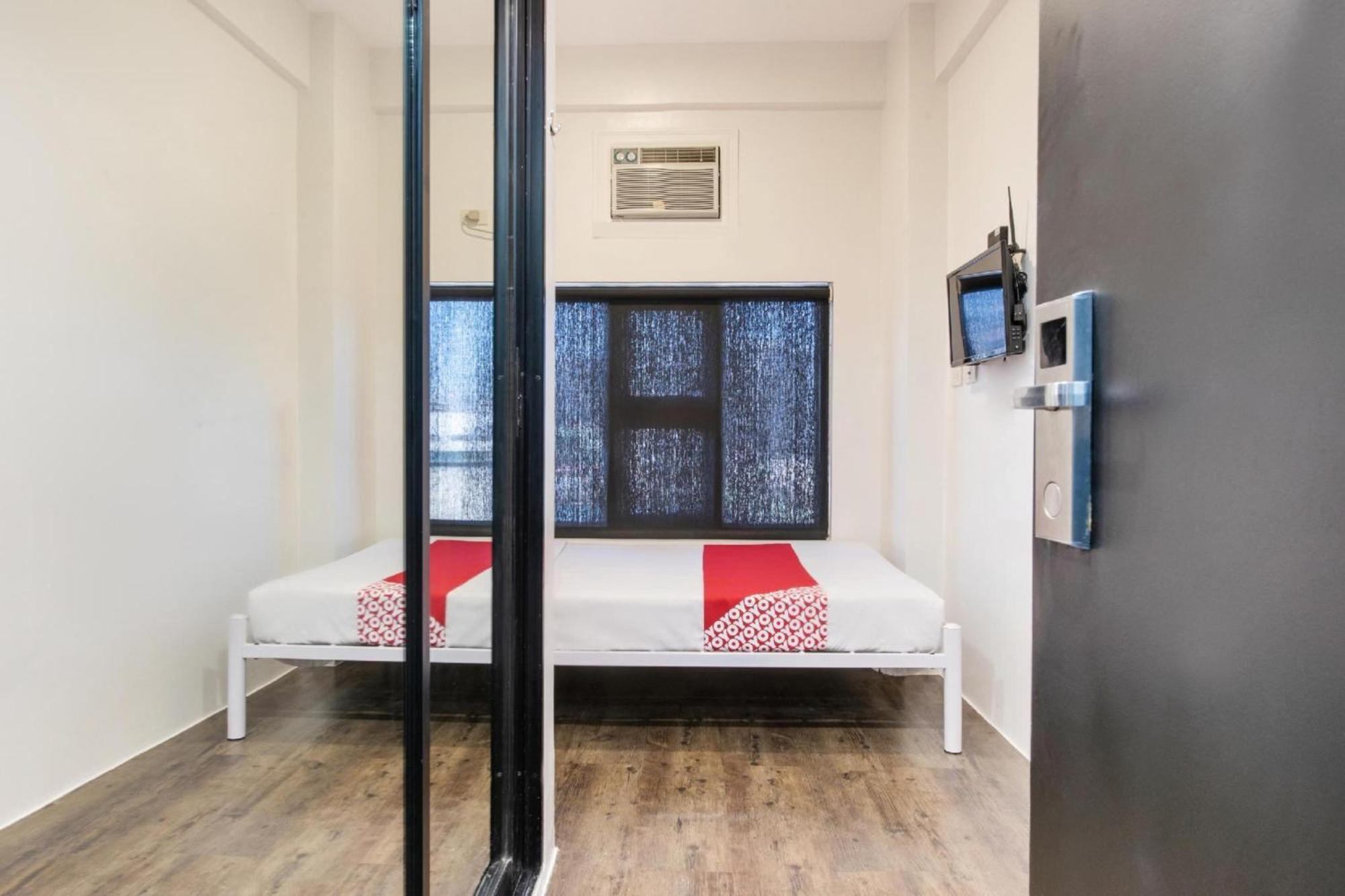 Oyo 563 Mytown New York Hotel Taguig Buitenkant foto