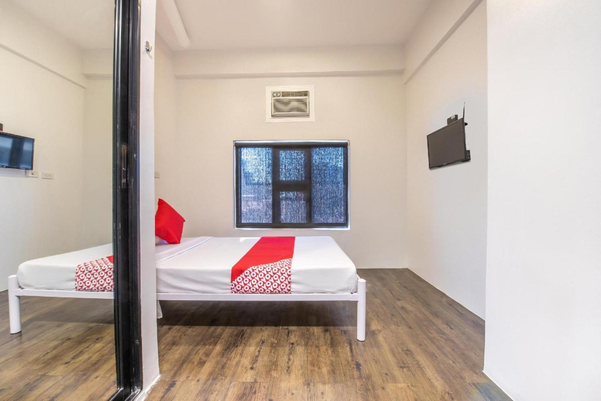 Oyo 563 Mytown New York Hotel Taguig Buitenkant foto