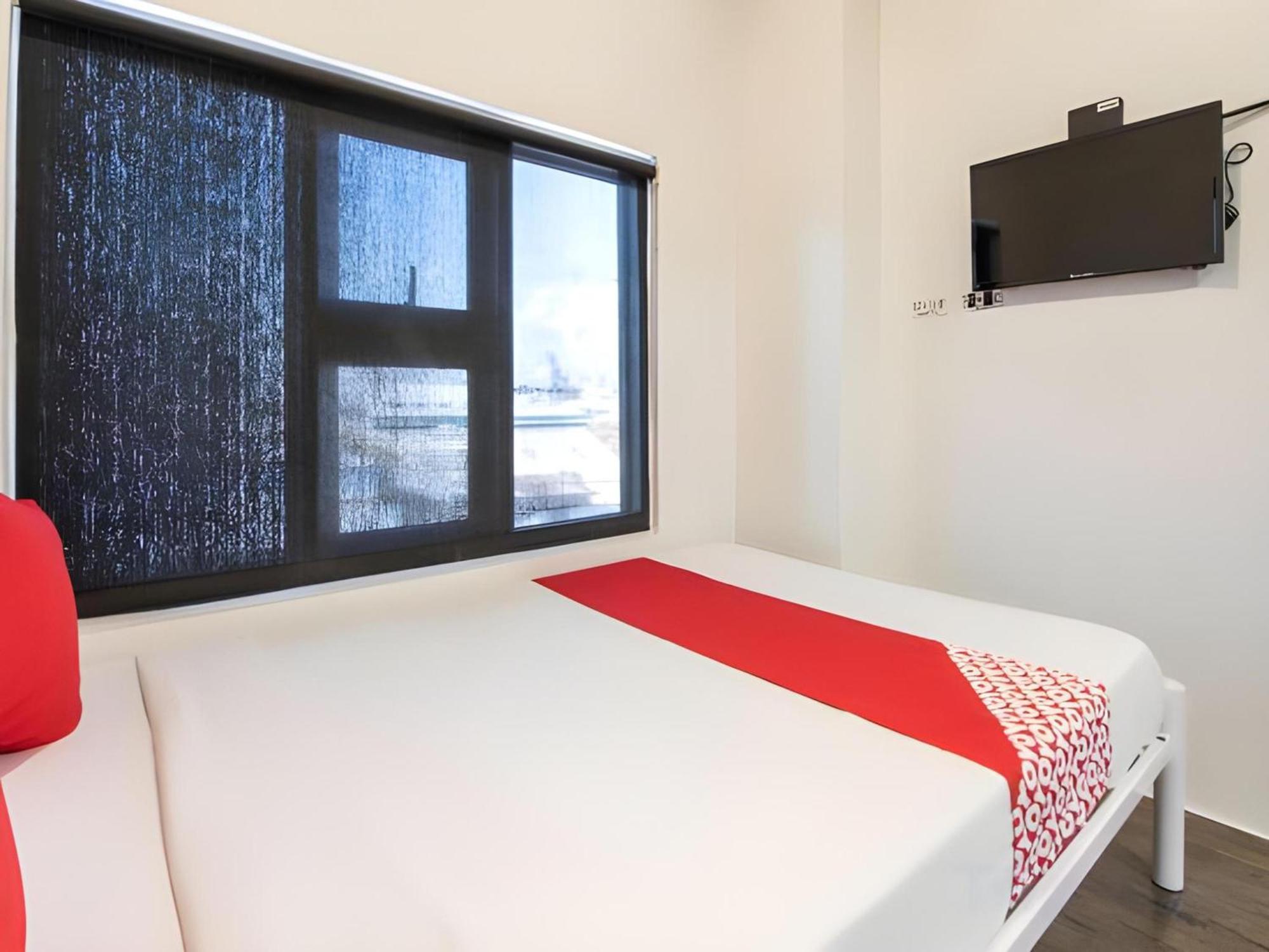 Oyo 563 Mytown New York Hotel Taguig Buitenkant foto